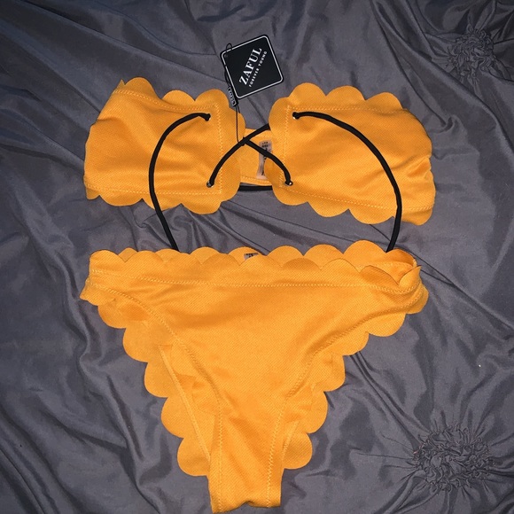 Bikinis - Picture 1 of 3